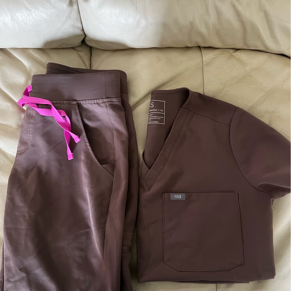 Smokey taupe figs scrub set